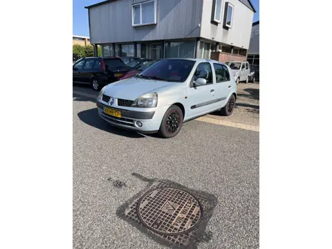 Renault Clio 1.4-16V Privilège Airco,5 Deurs. Keurig nette en perfect rijdende Clio. Prijs is inclus