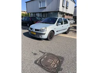 Renault Clio 1.4-16V Privilège Airco,5 Deurs. Keurig nette en perfect rijdende Clio. Prijs is inclus