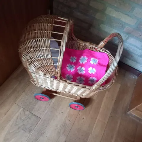 poppenwagen, riet - met matrasje en dekje