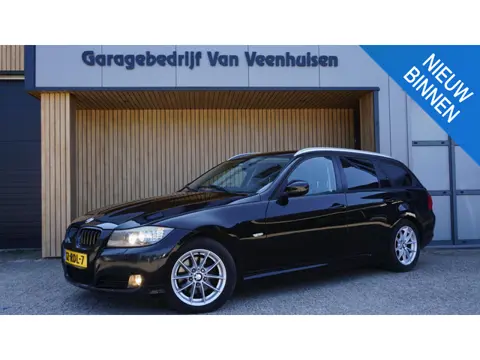 BMW 3-serie Touring 318i 136pk Luxury Line Airco Leder Xenon *NL auto* pdc 16 inch LM Cruise Navi *G