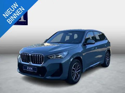 BMW iX1 xDrive30 67 kWh M-SPORT| COMPLEET | SOH 99% | ELEK. ACHTERKLEP |STOELVERWARMING| ACHTERUITRI
