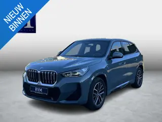 BMW iX1 xDrive30 67 kWh M-SPORT| COMPLEET | SOH 99% | ELEK. ACHTERKLEP |STOELVERWARMING| ACHTERUITRI