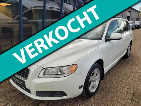 Volvo V70 2.5FT Momentum Automaat H.LEER / XENON / TREKHAAK