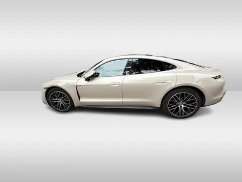 Porsche Taycan Performance 84 kWh / Panoramadak / Camera / Luchtvering / 20'' / Leder / CarPlay / St