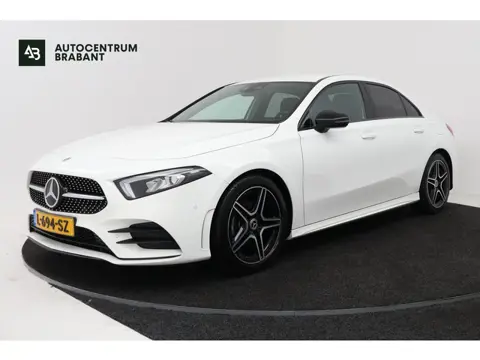 Mercedes-Benz A-klasse 180 Business Solution AMG (STOELVERWARMING, SFEERVERLICHTING, CAMERA, NAVIGAT