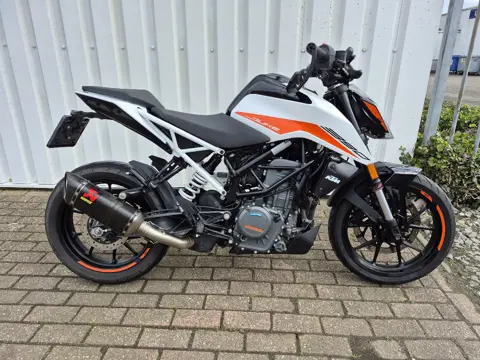 KTM Duke 390 uit 2025, stoere naked bike