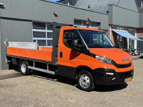 Iveco Daily 35C14 2.3 375 Laadklep 500kg Trekhaak 3500kg trekgewicht Airco 2-Persoons Open laadbak P