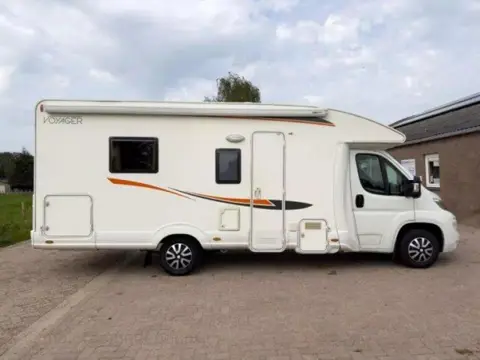 P.L.A. Camper Voyager  Queensbed Hefbed