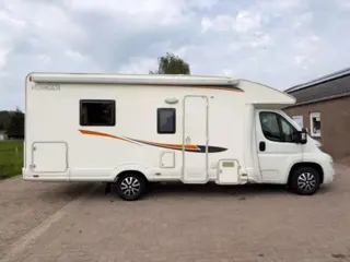 P.L.A. Camper Voyager  Queensbed Hefbed