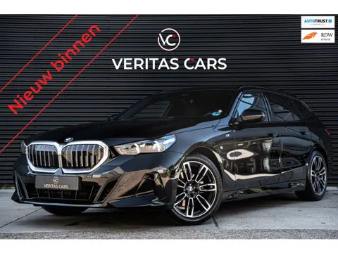 BMW 5-serie Touring 520i M-Sport Pro 208PK|BTW|Pano|Camera|HUD|H&K|Laser|Iconic Sounds|Sfeer|Trekhaa