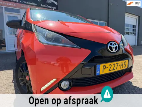 Toyota Aygo 1.0 VVT-i x-cite 5 drs met parkeercamera met bluetooth telefoon en cruise controle en ai