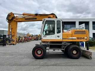 Liebherr A924 (bj 2000)