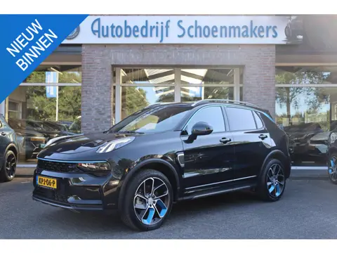 Lynk & Co 01 1.5 TREKHAAK ZWARTE-HEMEL ROLHOES MY23 360-CAMERA PANO/SCHUIF INFINITY DAB NAVI CARPLAY