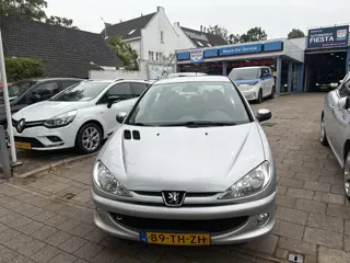 Peugeot 206 1.4-16V Air-line 3 Nette auto incl. airco en radio