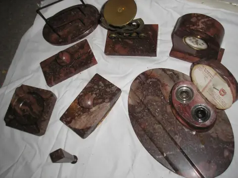 marmer bureau -set, 8 delig - o.a. inktpot, klok, weegschaal enz