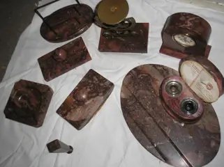 marmer bureau -set, 8 delig - o.a. inktpot, klok, weegschaal enz