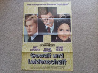 GRUPPO DI FAMIGLIA IN UN INTERNO poster.