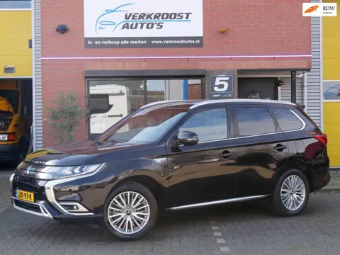 Mitsubishi Outlander 2.4 PHEV Instyle. schuifdak. camera. luxe leder. stoelverwarming.