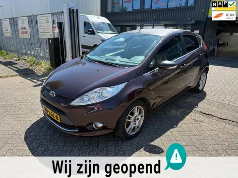 Ford Fiesta 1.6 Ghia l met een nieuwe APK leverbaar!