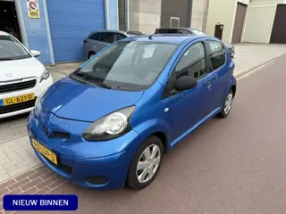 Toyota Aygo 1.0-12V Access 2010 basis auto met koude airco NAP + Boekjes zijn aanwezig alsmede 2 sle