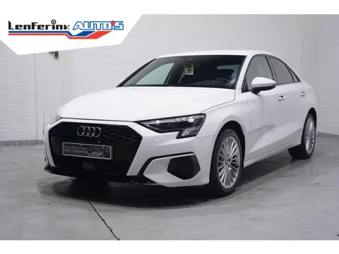 Audi A3 Limousine 35 TFSI Business edition navigatie Apple-carplay Led-verlichting Camera Sportstoel