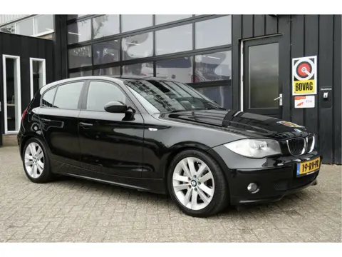 BMW 1-serie 130i 266 PK Introduction | Handgeschakeld | NL-Auto | Cruise | Leder | 17''