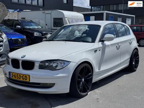 BMW 1-serie 116i High Executive | Groot scherm | 17 inch | Airco | Onderhoudhistorie |