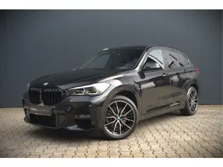 BMW X1 xDrive25e Executive M Sport | Stoelverwarming | Trekhaak | Parkeersensoren | Navigatie | Ambi