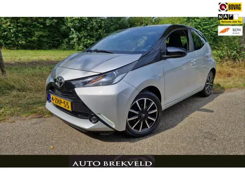 Toyota Aygo 1.0 VVT-i x-play 69PK | Rijklaar | Camera | Cruise | Elektrisch pakket | Airco | LMV | N