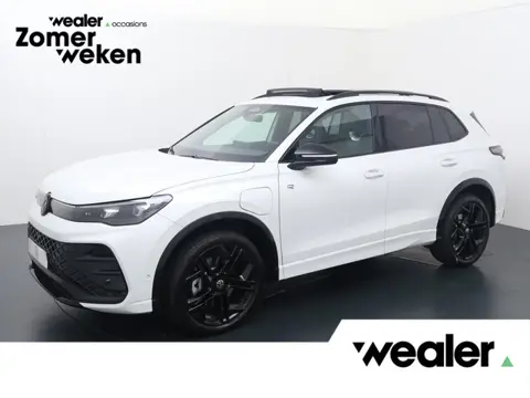 Volkswagen Tiguan 1.5 eHybrid R-Line Edition | 272 PK | SoH 100% | Trekhaak wegklapbaar | Adaptive C