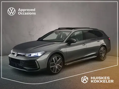 Volkswagen Passat Variant R-Line Edition 1.5 TSI eHybrid 272pk DSG Automaat Trekhaak, Panoramadak, B