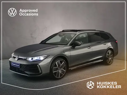 Volkswagen Passat Variant R-Line Edition 1.5 TSI eHybrid 272pk DSG Automaat Trekhaak, 360 camera, Pa
