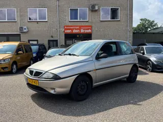 Lancia Ypsilon 1.2 LS ECVT automaat 01.08.27 apk