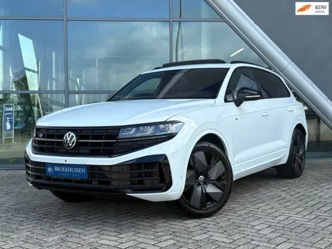 Volkswagen Touareg 3.0 TSi eHybrid 4MOTION R 462pk NW model Luchtvering / Trekhaak / Massage Stoelen