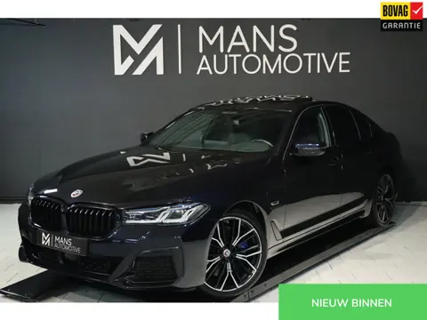 BMW 5-serie 545e xDrive M Sport / 50 Jahre / PANO / HK / LASER / HUD / 2X MEMORY / CAMERA / SHADOW L