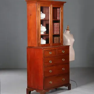 Boekenkast Servieskast in mahonie ca. 1880 met oud glas en laden in de onderkast