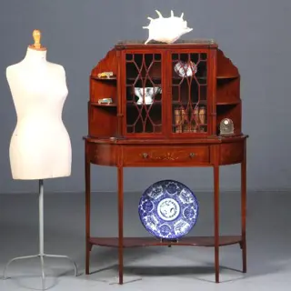 Maple &amp; Co Salonkast  vitrinekast ca. 1870 mahonie met inleg