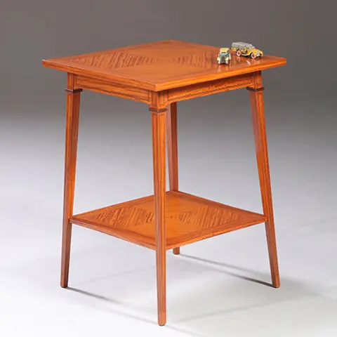 Satijnhouten bijzettafel ca 1890  met gevierendeelde bladen en ingelegde biezen
