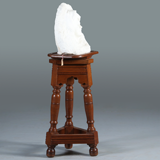 Robuuste piëdestal of atelier bok ca 1890 voor presentatie van kunstwerk