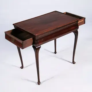 Hollandse wandtafel of theetafel 18e eeuw  met aan elke zijkant een kleine lade