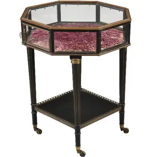 Unieke horloge- of vitrinetafel deurtjes en lijstwerk in brons op een gedraaid onderstel