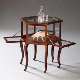 Hexagonaal vitrinetafeltje in notenhout met drie klepjes ca 1900