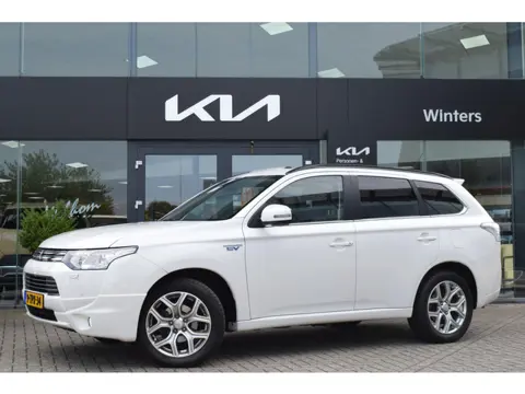 Mitsubishi Outlander 2.0 PHEV instyle+ | Trekhaak | Leder | Camera | Navigatie | Schuif-/Kanteldak |