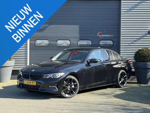 BMW 3-serie 330e eDrive Edition | 19 Inch Lichtmetalen Velgen | Sportstoelen | Privacy Glass | Stoel