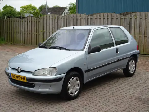 Peugeot 106 1.1 XT Stuurbekrachtiging, elektrische ramen, centrale vergrendeling, trekhaak, enz.