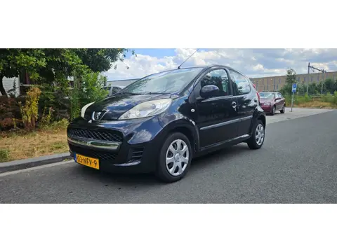 Peugeot 107 1.0-12V XS. beginnend lekke koppakking.. is rijbaar.