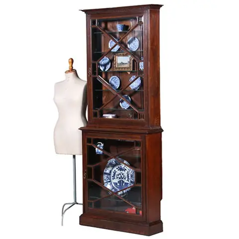 Bijzonder ondiepe vitrine kast met geslepnglas en 8 verstelbare planchettes ca 1865