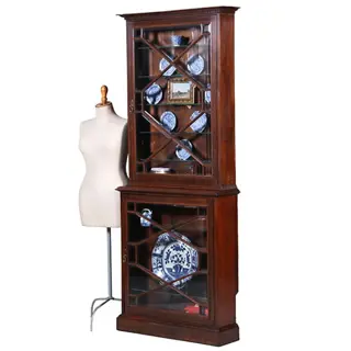 Bijzonder ondiepe vitrine kast met geslepnglas en 8 verstelbare planchettes ca 1865