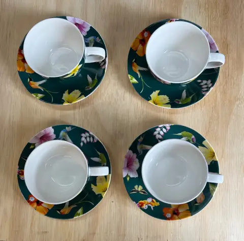 4 stuks Hummingbirds Marjolein Bastin koffiekoppen met bijpassende schotels.