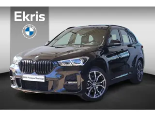 BMW X1 sDrive18i handgeschakeld | M Sport | Glazen Panoramadak | 19" M Dubbelspaak | Camera | Parkee